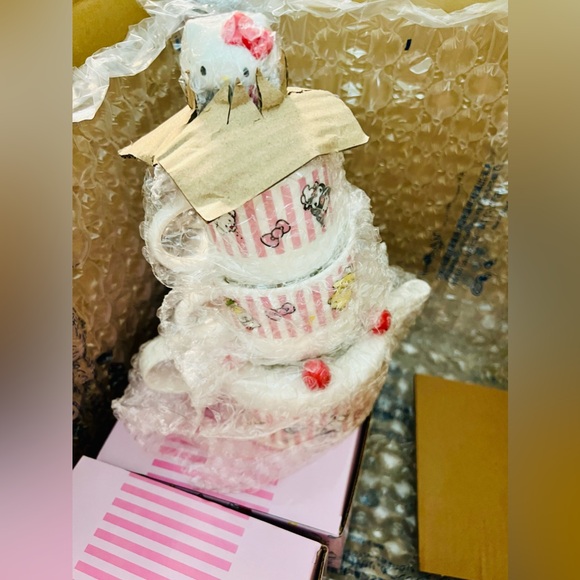 Sanrio Hello Kitty 50th Anniversary Cake Shaped Tea Set - Japan Official - Picture 8 of 8